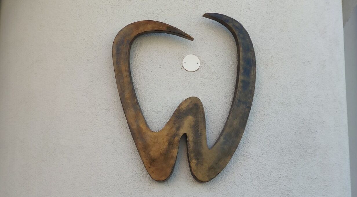 Kované logo zub